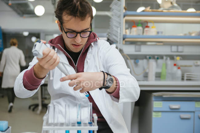 Technicien prélevant des échantillons en laboratoire — Photo de stock