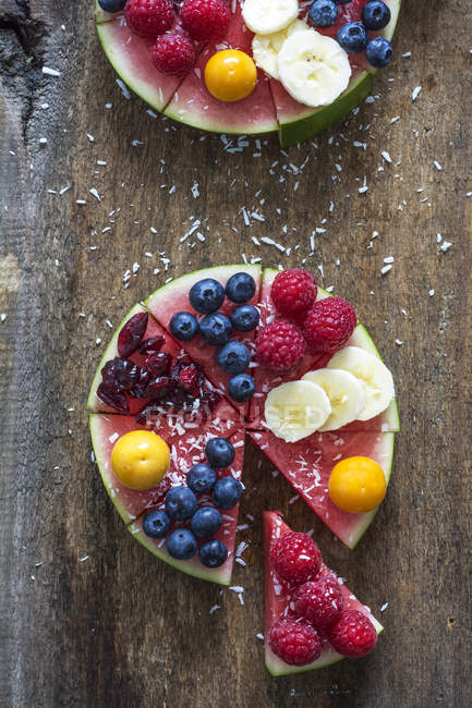 Anguria torta di frutta guarnita con vari frutti — Foto stock