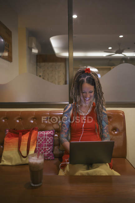 Frau benutzt Laptop in Café — Stockfoto