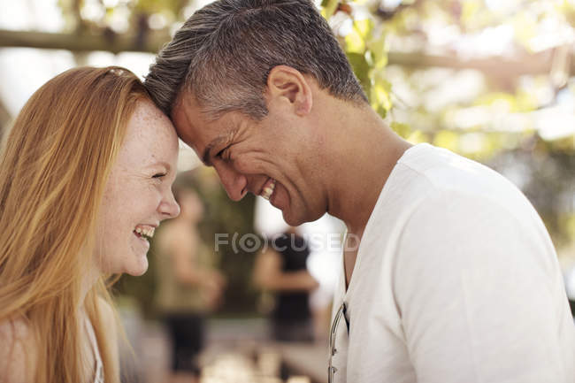 Heureux père et fille ensemble à l'extérieur — Photo de stock