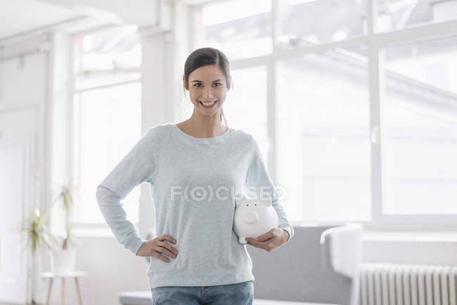 Frau hält Sparschwein — Stockfoto