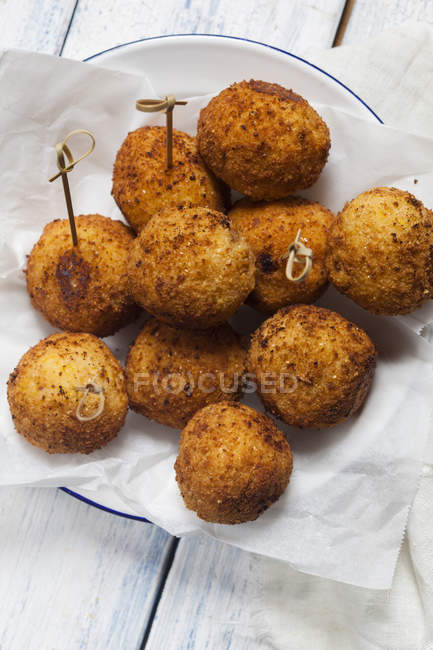 Arancini with skewers on a plate — Stock Photo