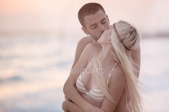 Pareja besándose en la playa — abrazar, Naturaleza - Stock Photo |  #165703890