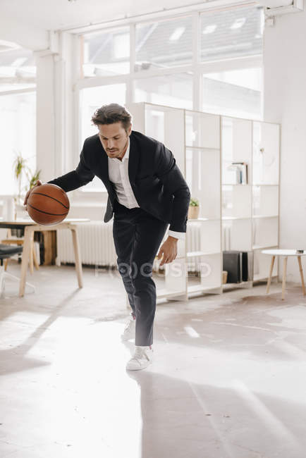 Businessman playing basketball — Stock Photo