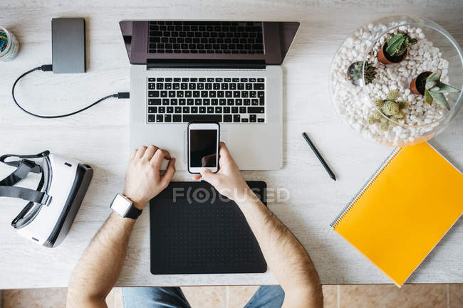 Uomo che lavora con smartphone — Foto stock