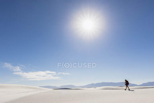 Donna escursionismo sulla duna — Foto stock