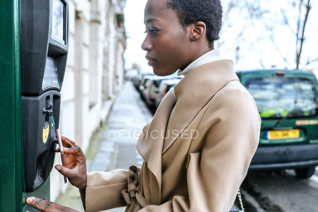 Mulher pagando com seu smartphone — Fotografia de Stock