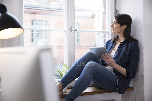 Frau mit Tablet im Büro — Stockfoto