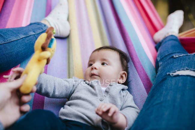 Madre e bambino sdraiati su amaca — Foto stock