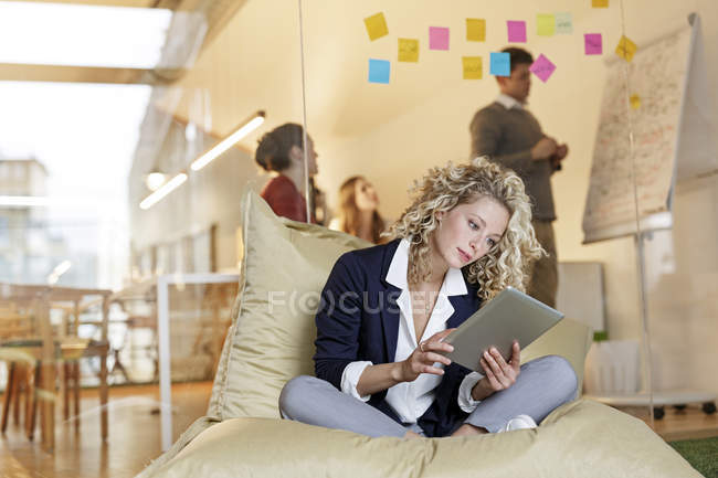 Donna in ufficio con tablet — Foto stock