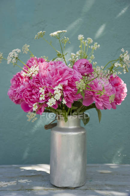 Um monte de peónias rosa — Fotografia de Stock