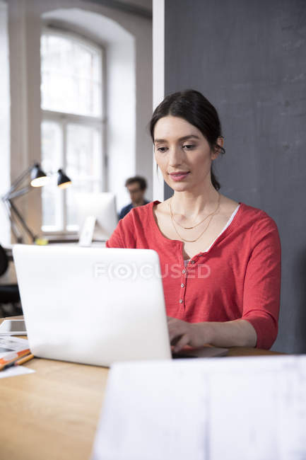 Frau benutzt Laptop — Stockfoto