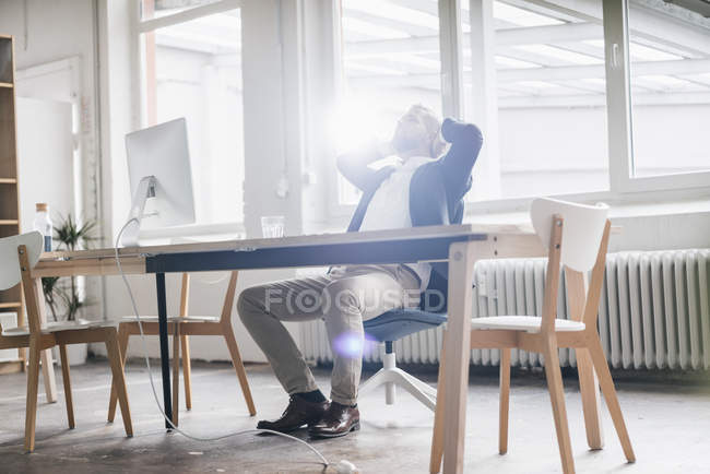 Geschäftsmann sitzt im modernen Büro — Stockfoto