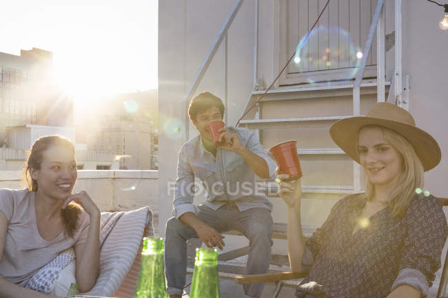 Friends having rooftop party — Stock Photo