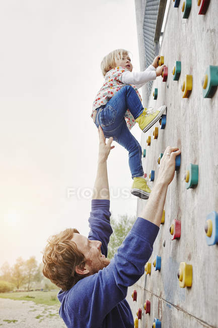 Ragazza arrampicata su parete — Foto stock