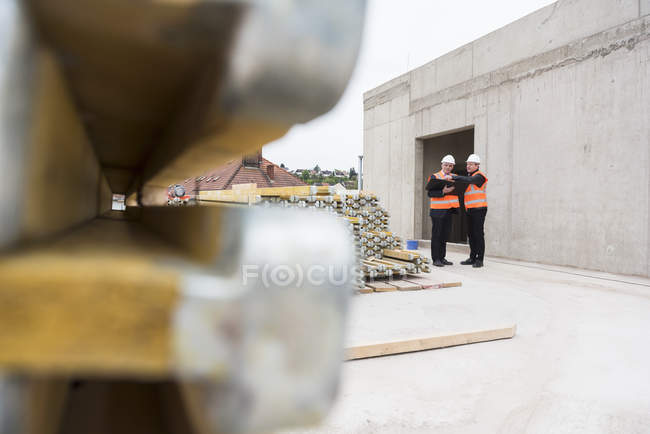 Homens interagindo no canteiro de obras — Fotografia de Stock