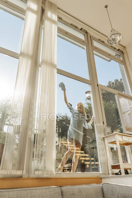 Donna pulizia finestra — Foto stock