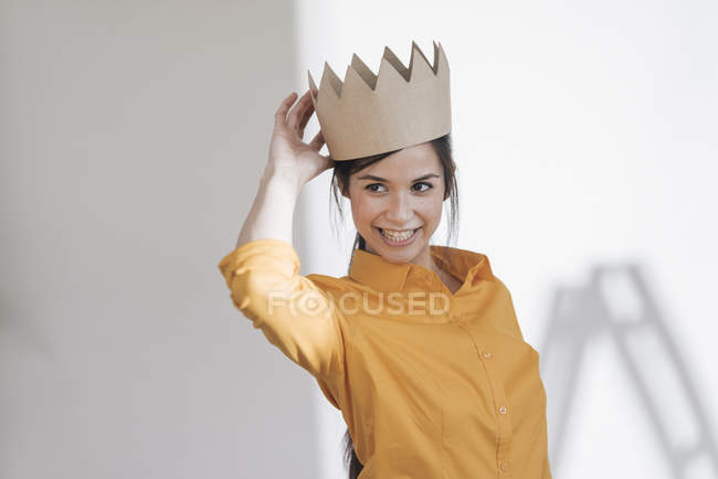 Donna che tiene la corona sulla testa — Foto stock