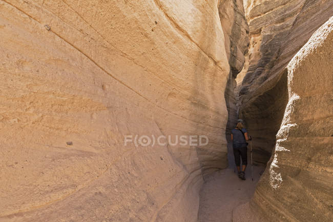 Соединенные Штаты Америки, New Mexico, Pajarito Plateau, Sandoval County, Kasha-Katuwe Tent Rocks National Monument, tourist in slot canyon — стоковое фото