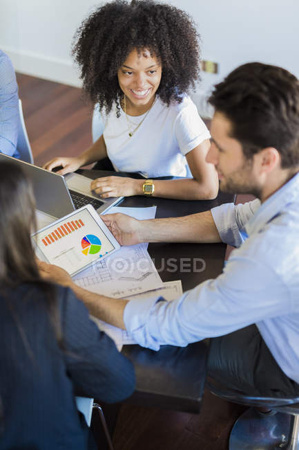 Leute, die ein Treffen im Amt haben — Stockfoto