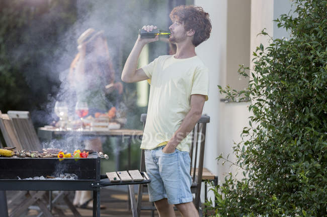 Uomo che beve una birra — Foto stock