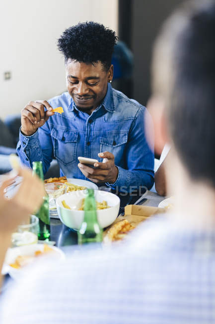 Man looking at cell phone — Stock Photo