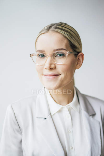 Blonde Geschäftsfrau mit Brille — Stockfoto