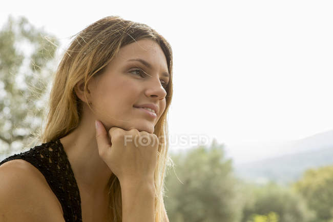 Блондинка молода жінка дивиться в бік — стокове фото