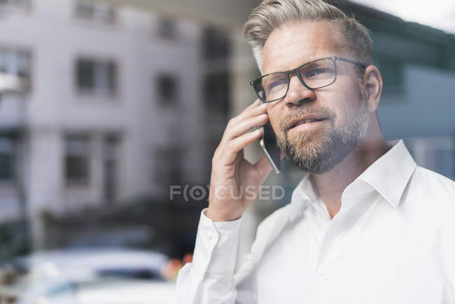 Uomo d'affari che parla al telefono — Foto stock