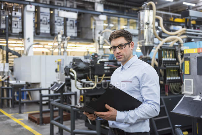 Porträt eines Mannes im Besitz von Dokumenten — Stockfoto