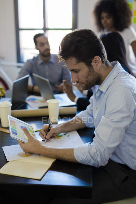 Empresario analizando datos - foto de stock
