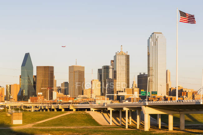 Даллас skyline з американським прапором — стокове фото