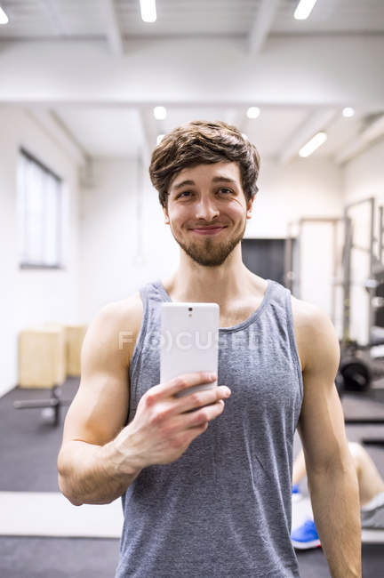 Спортсмен беручи selfies в тренажерний зал — стокове фото