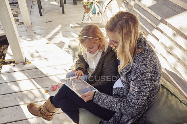 Mother with daughter using tablet — Stock Photo