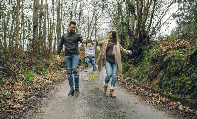 Женщина веселится с семьей — стоковое фото