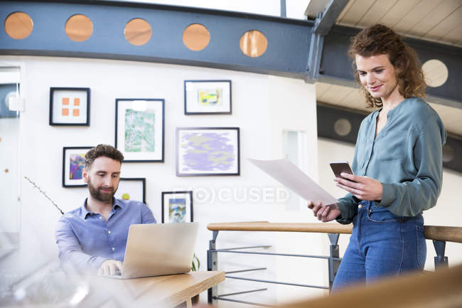 Kollegen im Büro — Stockfoto