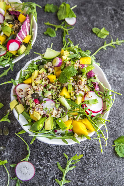 Mango quinoa salad with rocket — Stock Photo