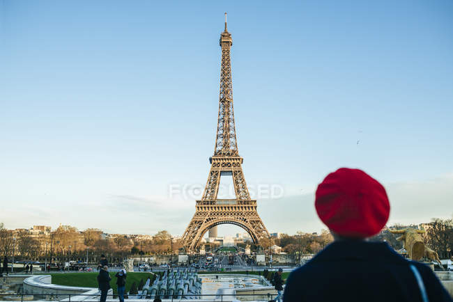 Mulher olhando para a Torre Eiffel — Fotografia de Stock