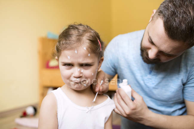 Pai cuidando de filha ter varicela — Fotografia de Stock
