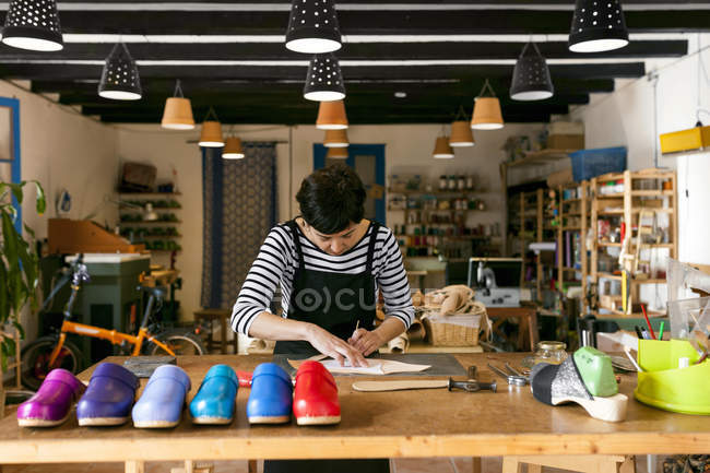 Holzschuhmacherin arbeitet in ihrer Werkstatt — Stockfoto