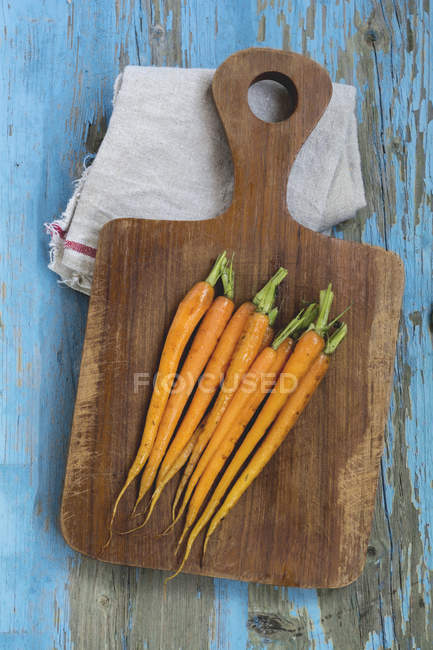 Grilled carrots on wooden board — Stock Photo