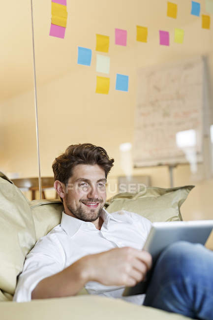 Mann im Büro mit Tablet — Stockfoto