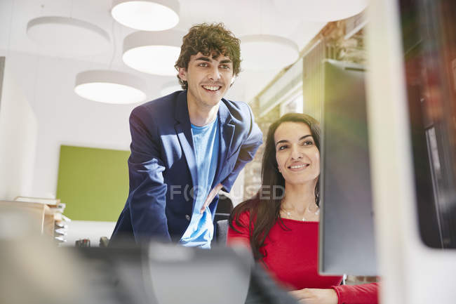 Man and woman working together in office — Stock Photo
