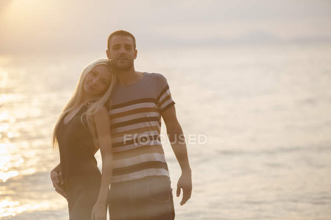 Романтична пара біля моря — стокове фото