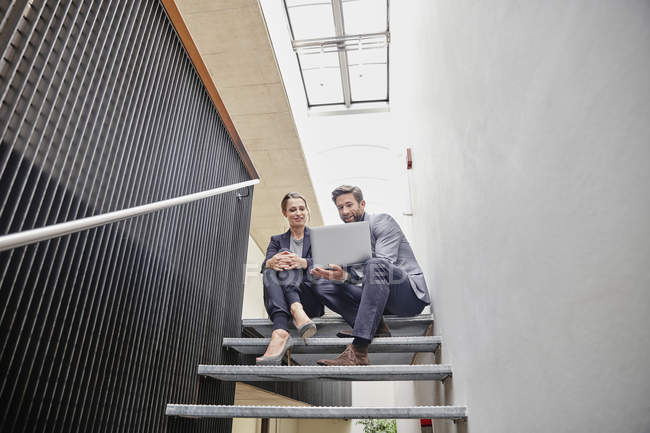 Geschäftsfrau und Geschäftsfrau auf der Treppe — Stockfoto