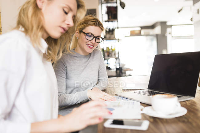 Zwei Geschäftsfrauen arbeiten — Stockfoto
