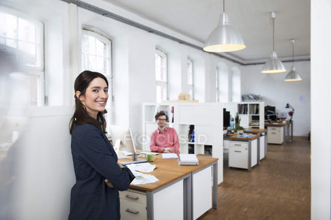 Lächelnde Frau und Mann im Amt — Stockfoto