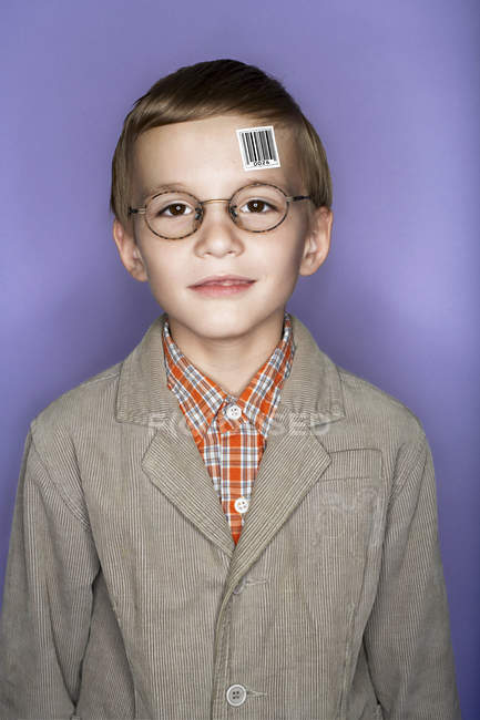 Мальчик, стоящий со штрих-кодом — стоковое фото