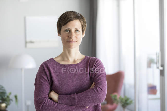 Woman standing with arms crossed — Stock Photo