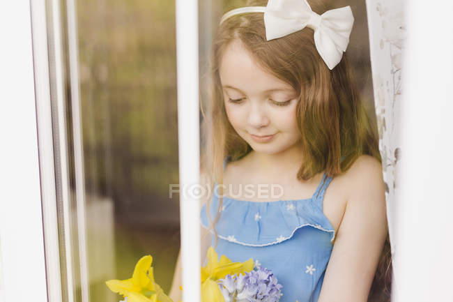 Mädchen mit Schnittblumen — Stockfoto